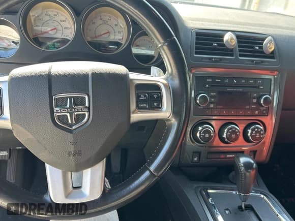 ✅ 2013 Dodge Challenger SXT • VIN: 2C3CDYAG3DH530786 • Lot: 87635065. Wystawiony na Copart z przebiegiem 134 828 mil. Bezpłatny archiwum sprzedaży aukcyjnych z USA i szczegółowy raport historii pojazdu na DreamBid. Zdjęcie 9.