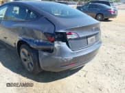 ✅ 2022 Tesla Model 3 Long Range • VIN: 5YJ3E1EB7NF160545 • Lot: 42282453. Wystawiony na IAAI z przebiegiem 36 357 mil. Bezpłatny archiwum sprzedaży aukcyjnych z USA i szczegółowy raport historii pojazdu na DreamBid. Zdjęcie 19.