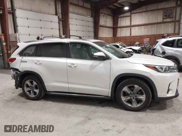 ✅ 2018 Toyota Highlander Limited • VIN: 5TDDZRFH3JS827093 • Lot: 42181696. Wystawiony na IAAI z przebiegiem 63 396 mil. Bezpłatny archiwum sprzedaży aukcyjnych z USA i szczegółowy raport historii pojazdu na DreamBid. Zdjęcie 14.