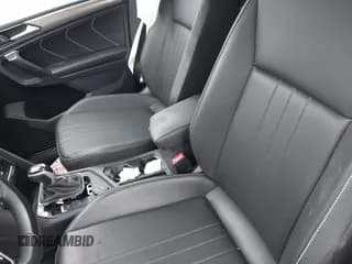 ✅ 2024 Volkswagen Tiguan SE R-Line Black • VIN: 3VV8B7AX9RM032541 • Lot: 43561533. Wystawiony na IAAI z przebiegiem 18 805 mil. Bezpłatny archiwum sprzedaży aukcyjnych z USA i szczegółowy raport historii pojazdu na DreamBid. Zdjęcie 5.