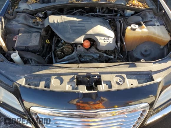 ✅ 2011 Chrysler 300 • VIN: 2C3CA4CG4BH535846 • Lot: 92349435. Wystawiony na Copart z przebiegiem 152 329 mil. Bezpłatny archiwum sprzedaży aukcyjnych z USA i szczegółowy raport historii pojazdu na DreamBid. Zdjęcie 11.