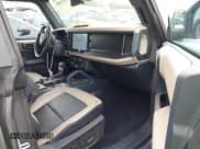 ✅ 2023 Ford Bronco • VIN: 1FMEE5DP6PLB44068 • Lot: 42034403. Wystawiony na IAAI z przebiegiem 5 858 mil. Bezpłatny archiwum sprzedaży aukcyjnych z USA i szczegółowy raport historii pojazdu na DreamBid. Zdjęcie 5.