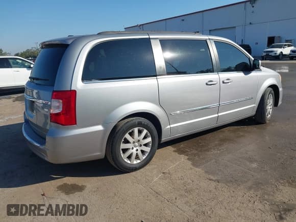 ✅ 2015 Chrysler Town & Country Touring • VIN: 2C4RC1BG9FR545823 • Лот: 43761443. Опубликован ранее на IAAI с пробегом 201 900 миль. Бесплатный доступ к архиву аукционных продаж из США и подробный отчёт об истории автомобиля на DreamBid. Изображение 4.