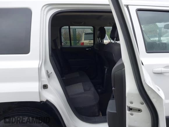 ✅ 2016 Jeep Patriot Sport SE • VIN: 1C4NJRBB4GD814547 • Lot: 43734900. Wystawiony na IAAI z przebiegiem 127 647 mil. Bezpłatny archiwum sprzedaży aukcyjnych z USA i szczegółowy raport historii pojazdu na DreamBid. Zdjęcie 8.