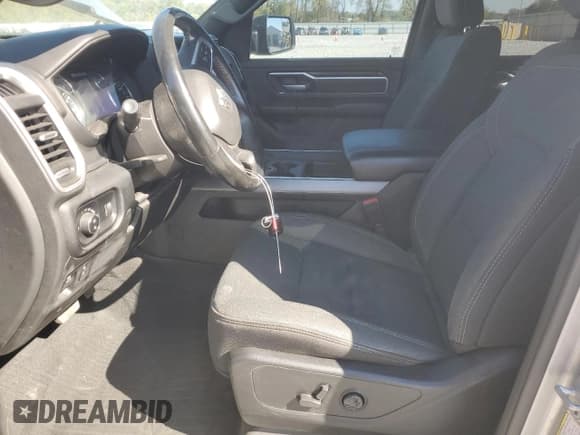 ✅ 2021 Ram 1500 Big Horn • VIN: 1C6SRFBT2MN741629 • Lot: 81918575. Wystawiony na Copart z przebiegiem 119 800 mil. Bezpłatny archiwum sprzedaży aukcyjnych z USA i szczegółowy raport historii pojazdu na DreamBid. Zdjęcie 7.