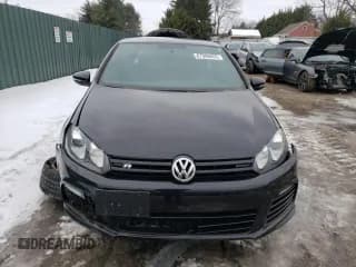 ✅ 2013 Volkswagen Golf R • VIN: WVWPF7AJ6DW070845 • Lot: 87906655. Wystawiony na Copart z przebiegiem 89 927 mil. Bezpłatny archiwum sprzedaży aukcyjnych z USA i szczegółowy raport historii pojazdu na DreamBid. Zdjęcie 5.