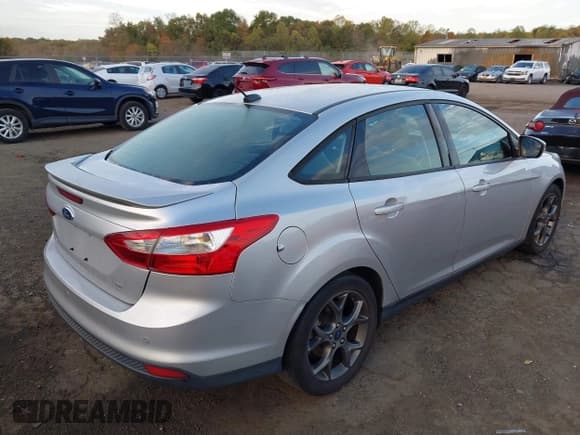 ✅ 2013 Ford Focus SE • VIN: 1FADP3F28DL235280 • Lot: 43546076. Wystawiony na IAAI z przebiegiem 126 232 mil. Bezpłatny archiwum sprzedaży aukcyjnych z USA i szczegółowy raport historii pojazdu na DreamBid. Zdjęcie 4.