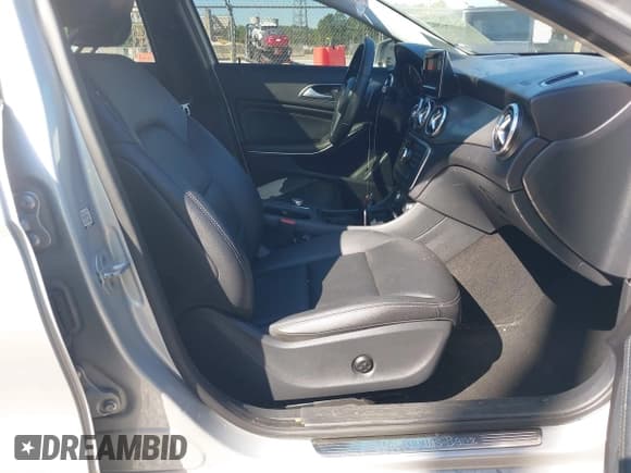 ✅ 2015 Mercedes-Benz GLA 250 • VIN: WDCTG4EB7FJ144359 • Lot: 43452502. Wystawiony na IAAI z przebiegiem 100 086 mil. Bezpłatny archiwum sprzedaży aukcyjnych z USA i szczegółowy raport historii pojazdu na DreamBid. Zdjęcie 5.