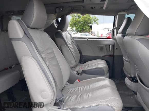 ✅ 2012 Toyota Sienna XLE • VIN: 5TDDK3DC9CS042847 • Lot: 40970090. Wystawiony na IAAI z przebiegiem 101 813 mil. Bezpłatny archiwum sprzedaży aukcyjnych z USA i szczegółowy raport historii pojazdu na DreamBid. Zdjęcie 8.