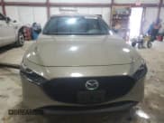 ✅ 2024 Mazda 3 Carbon Edition • VIN: JM1BPBYY6R1709615 • Lot: 44304565. Wystawiony na Copart z przebiegiem 24 433 mil. Bezpłatny archiwum sprzedaży aukcyjnych z USA i szczegółowy raport historii pojazdu na DreamBid. Zdjęcie 5.