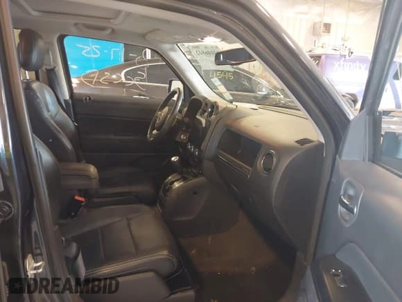 ✅ 2016 Jeep Patriot High Altitude • VIN: 1C4NJRFB7GD586294 • Lot: 43046842. Wystawiony na IAAI z przebiegiem 178 429 mil. Bezpłatny archiwum sprzedaży aukcyjnych z USA i szczegółowy raport historii pojazdu na DreamBid. Zdjęcie 5.