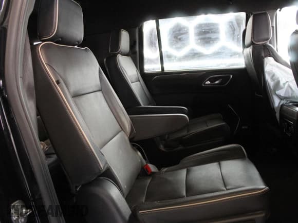 ✅ 2023 Chevrolet Suburban Premier • VIN: 1GNSCFKD6PR452020 • Lot: 90104625. Wystawiony na Copart z przebiegiem 39 600 mil. Bezpłatny archiwum sprzedaży aukcyjnych z USA i szczegółowy raport historii pojazdu na DreamBid. Zdjęcie 7.