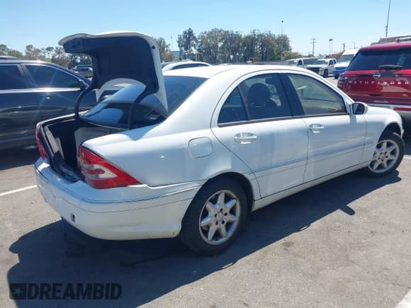 ✅ 2001 Mercedes-Benz C 320 • VIN: WDBRF64J41F050019 • Лот: 42636876. Опубликован ранее на IAAI с пробегом 154 801 миль. Бесплатный доступ к архиву аукционных продаж из США и подробный отчёт об истории автомобиля на DreamBid. Изображение 4.
