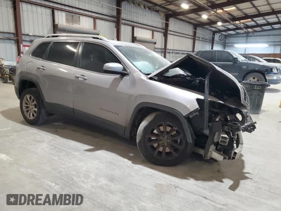 ✅ 2019 Jeep Cherokee Latitude • VIN: 1C4PJLCB0KD263689 • Lot: 92370365. Wystawiony na Copart z przebiegiem Nie podano. Bezpłatny archiwum sprzedaży aukcyjnych z USA i szczegółowy raport historii pojazdu na DreamBid. Zdjęcie 4.
