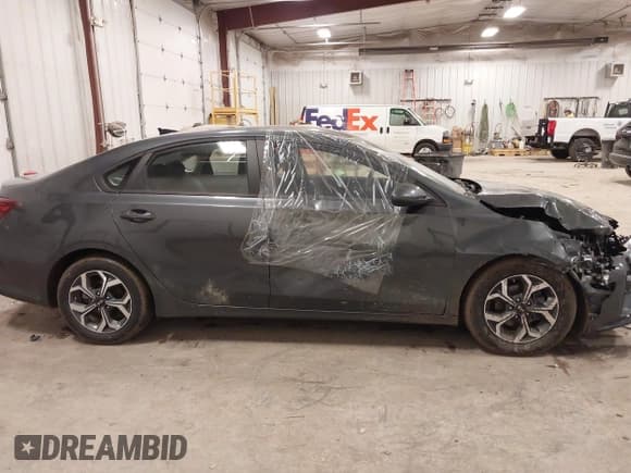 ✅ 2021 Kia Forte LXS • VIN: 3KPF24AD2ME412981 • Lot: 41498077. Wystawiony na IAAI z przebiegiem 38 319 mil. Bezpłatny archiwum sprzedaży aukcyjnych z USA i szczegółowy raport historii pojazdu na DreamBid. Zdjęcie 14.