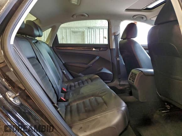 ✅ 2014 Volkswagen Passat SEL Premium • VIN: 1VWCS7A33EC093317 • Lot: 94246495. Wystawiony na Copart z przebiegiem 141 076 mil. Bezpłatny archiwum sprzedaży aukcyjnych z USA i szczegółowy raport historii pojazdu na DreamBid. Zdjęcie 10.