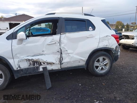 ✅ 2020 Chevrolet Trax LT • VIN: KL7CJPSB1LB322251 • Lot: 43514996. Wystawiony na IAAI z przebiegiem 61 307 mil. Bezpłatny archiwum sprzedaży aukcyjnych z USA i szczegółowy raport historii pojazdu na DreamBid. Zdjęcie 6.