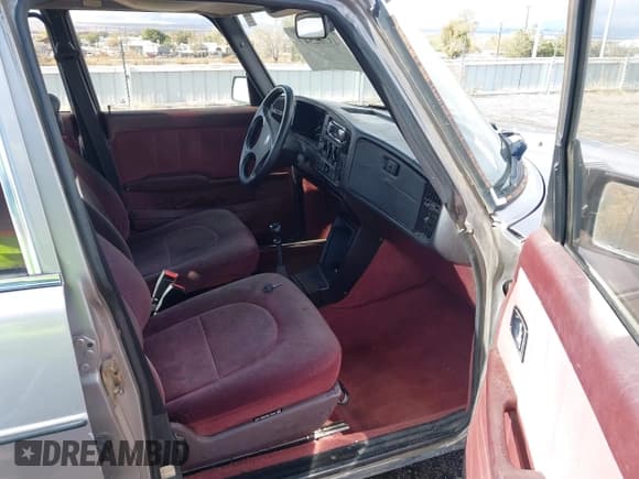 ✅ 1986 Saab 900 • VIN: YS3AC45D5G7025422 • Лот: 43702547. Опубликован ранее на IAAI с пробегом 422 755 миль. Бесплатный доступ к архиву аукционных продаж из США и подробный отчёт об истории автомобиля на DreamBid. Изображение 5.
