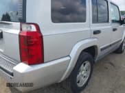 ✅ 2006 Jeep Commander • VIN: 1J8HG48K16C194985 • Lot: 43257335. Wystawiony na IAAI z przebiegiem 168 386 mil. Bezpłatny archiwum sprzedaży aukcyjnych z USA i szczegółowy raport historii pojazdu na DreamBid. Zdjęcie 6.