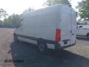 ✅ 2022 Mercedes-Benz Sprinter Cargo • VIN: W1Y4EBHY4NT107174 • Lot: 42467796. Wystawiony na IAAI z przebiegiem 17 830 mil. Bezpłatny archiwum sprzedaży aukcyjnych z USA i szczegółowy raport historii pojazdu na DreamBid. Zdjęcie 3.