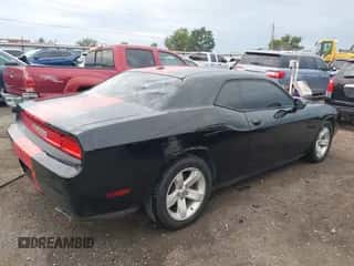 2013 Dodge Challenger SXT Plus z VIN 2C3CDYAG1DH517969, wystawiony jako IAAI lot #43414279 z przebiegiem 180 433 mil mil oraz . Historia ofert i sprzedaży dostępna na DreamBid. Obrazek 4.