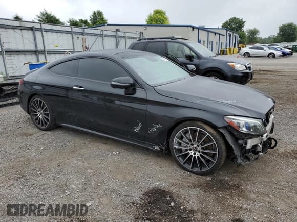 ✅ 2019 Mercedes-Benz C 300 • VIN: WDDWJ8DB9KF779597 • Lot: 62005655. Wystawiony na Copart z przebiegiem 64 185 mil. Bezpłatny archiwum sprzedaży aukcyjnych z USA i szczegółowy raport historii pojazdu na DreamBid. Zdjęcie 4.
