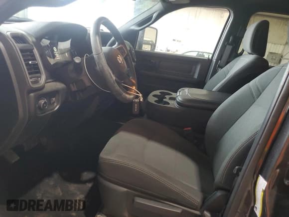 ✅ 2024 Ram 2500 Tradesman • VIN: 3C6UR5CL1RG327453 • Lot: 52016565. Wystawiony na Copart z przebiegiem 17 723 mil. Bezpłatny archiwum sprzedaży aukcyjnych z USA i szczegółowy raport historii pojazdu na DreamBid. Zdjęcie 7.