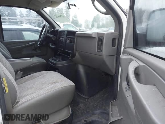 ✅ 2005 Chevrolet Express Cargo • VIN: 1GCGG25V951133416 • Lot: 43580678. Wystawiony na IAAI z przebiegiem 249 958 mil. Bezpłatny archiwum sprzedaży aukcyjnych z USA i szczegółowy raport historii pojazdu na DreamBid. Zdjęcie 5.