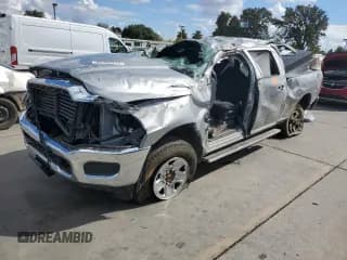 ✅ 2024 Ram 2500 Tradesman • VIN: 3C6UR5CJ0RG141241 • Lot: 82000915. Wystawiony na Copart z przebiegiem Nie podano. Bezpłatny archiwum sprzedaży aukcyjnych z USA i szczegółowy raport historii pojazdu na DreamBid. Zdjęcie 1.