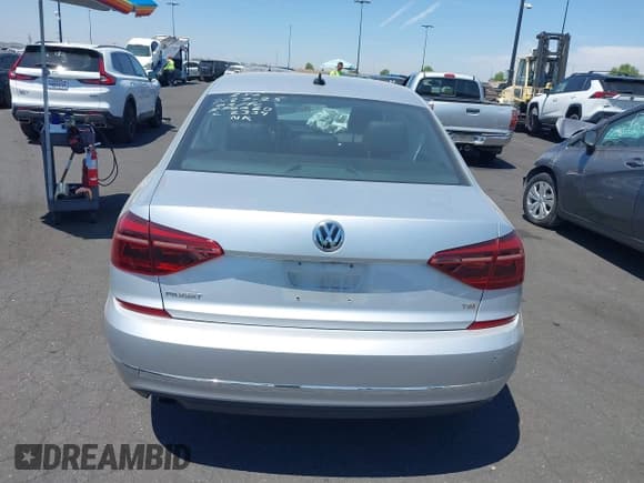 ✅ 2019 Volkswagen Passat Wolfsburg Edition • VIN: 1VWLA7A37KC012334 • Lot: 42923649. Wystawiony na IAAI z przebiegiem 36 742 mil. Bezpłatny archiwum sprzedaży aukcyjnych z USA i szczegółowy raport historii pojazdu na DreamBid. Zdjęcie 16.
