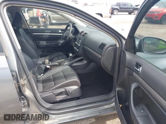 ✅ 2010 Volkswagen Jetta Limited Edition • VIN: 3VWRX7AJ7AM155675 • Lot: 42477253. Wystawiony na IAAI z przebiegiem 184 597 mil. Bezpłatny archiwum sprzedaży aukcyjnych z USA i szczegółowy raport historii pojazdu na DreamBid. Zdjęcie 5.