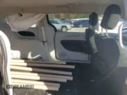 ✅ 2022 Chrysler Voyager LX • VIN: 2C4RC1CG9NR103427 • Lot: 90747775. Wystawiony na Copart z przebiegiem 86 536 mil. Bezpłatny archiwum sprzedaży aukcyjnych z USA i szczegółowy raport historii pojazdu na DreamBid. Zdjęcie 11.