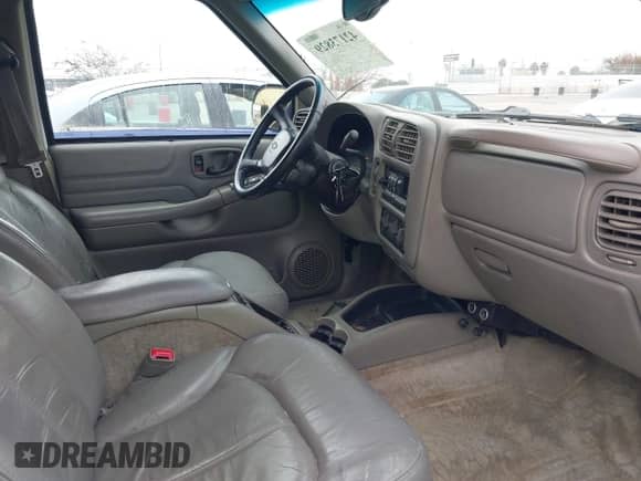 2000 Chevrolet Blazer LS z VIN 1GNCS13W4Y2254590, wystawiony jako IAAI lot #42173829 z przebiegiem 178 991 mil mil oraz . Historia ofert i sprzedaży dostępna na DreamBid. Obrazek 5.