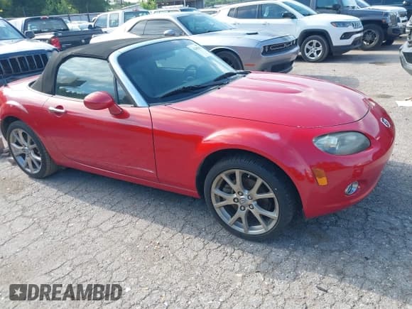 ✅ 2006 Mazda MX-5 Miata Grand Touring • VIN: JM1NC25F060103269 • Lot: 42482820. Wystawiony na IAAI z przebiegiem 62 607 mil. Bezpłatny archiwum sprzedaży aukcyjnych z USA i szczegółowy raport historii pojazdu na DreamBid. Zdjęcie 1.