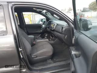 ✅ 2018 Toyota Tacoma SR5 • VIN: 3TMAZ5CN1JM074217 • Lot: 43677707. Wystawiony na IAAI z przebiegiem 116 476 mil. Bezpłatny archiwum sprzedaży aukcyjnych z USA i szczegółowy raport historii pojazdu na DreamBid. Zdjęcie 5.