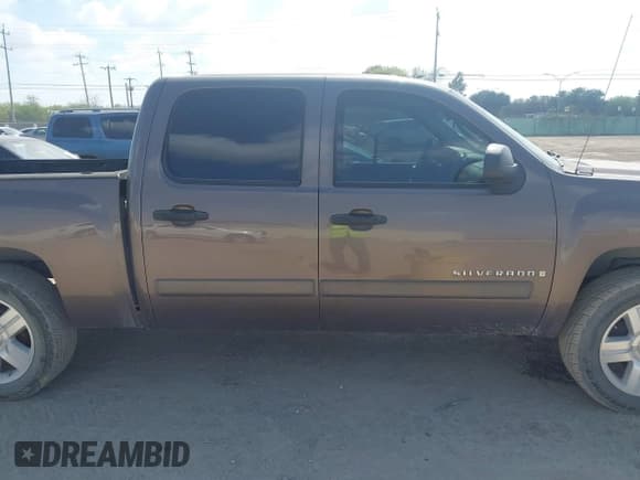 ✅ 2007 Chevrolet Silverado 1500 1LT • VIN: 2GCEC13J371676450 • Lot: 43393972. Wystawiony na IAAI z przebiegiem 313 790 mil. Bezpłatny archiwum sprzedaży aukcyjnych z USA i szczegółowy raport historii pojazdu na DreamBid. Zdjęcie 13.