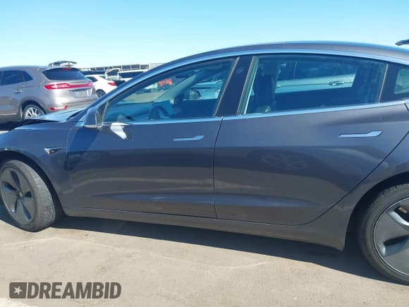 ✅ 2019 Tesla Model 3 Long Range • VIN: 5YJ3E1EB7KF386323 • Lot: 43551628. Wystawiony na IAAI z przebiegiem 103 673 mil. Bezpłatny archiwum sprzedaży aukcyjnych z USA i szczegółowy raport historii pojazdu na DreamBid. Zdjęcie 13.