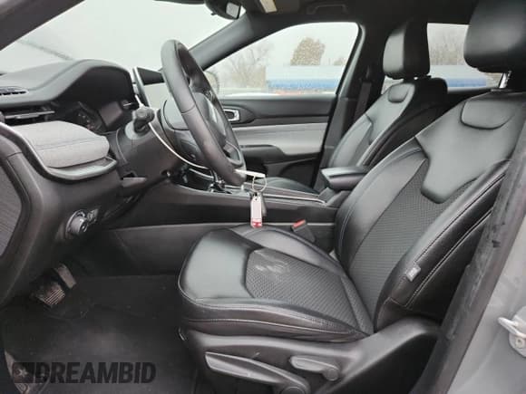 ✅ 2024 Jeep Compass Latitude • VIN: 3C4NJDBN9RT604147 • Lot: 93707375. Wystawiony na Copart z przebiegiem 44 180 mil. Bezpłatny archiwum sprzedaży aukcyjnych z USA i szczegółowy raport historii pojazdu na DreamBid. Zdjęcie 7.