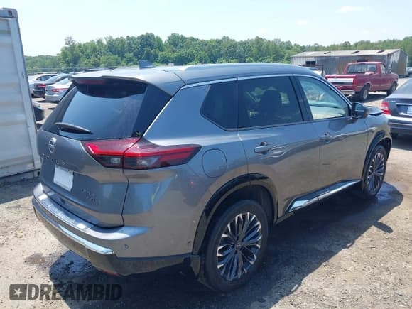 ✅ 2024 Nissan Rogue Platinum • VIN: JN8BT3DD1RW450611 • Lot: 42578761. Wystawiony na IAAI z przebiegiem 24 993 mil. Bezpłatny archiwum sprzedaży aukcyjnych z USA i szczegółowy raport historii pojazdu na DreamBid. Zdjęcie 4.