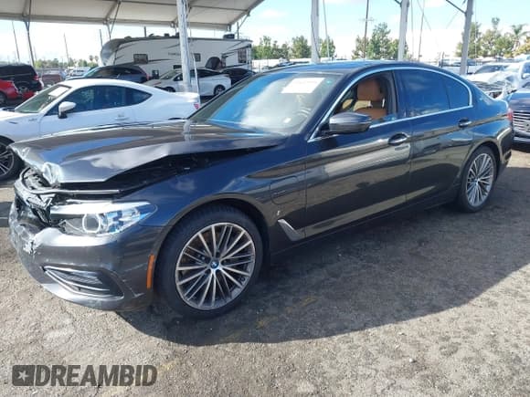 ✅ 2018 BMW 5 Series 530e • VIN: WBAJA9C51JB033198 • Lot: 43422955. Wystawiony na IAAI z przebiegiem 107 799 mil. Bezpłatny archiwum sprzedaży aukcyjnych z USA i szczegółowy raport historii pojazdu na DreamBid. Zdjęcie 2.
