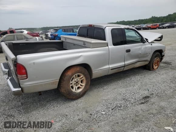 ✅ 2001 Dodge Dakota • VIN: 1B7GL22X01S173048 • Lot: 57018055. Wystawiony na Copart z przebiegiem 163 856 mil. Bezpłatny archiwum sprzedaży aukcyjnych z USA i szczegółowy raport historii pojazdu na DreamBid. Zdjęcie 3.