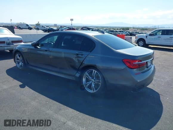 ✅ 2018 BMW 7 Series 750i • VIN: WBA7F0C57JGM23216 • Лот: 43124760. Опубликован ранее на IAAI с пробегом 62 468 миль. Бесплатный доступ к архиву аукционных продаж из США и подробный отчёт об истории автомобиля на DreamBid. Изображение 3.