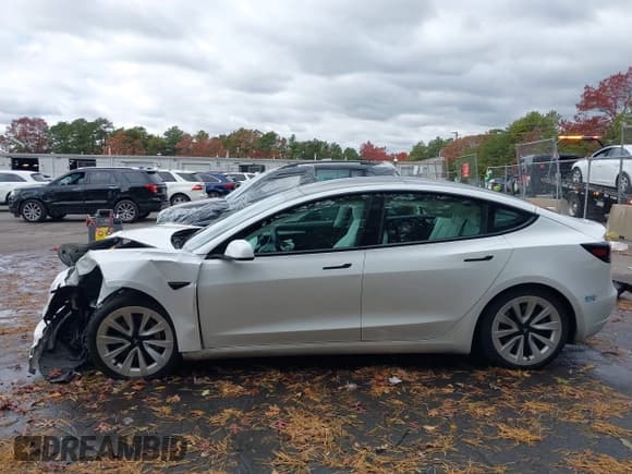 ✅ 2021 Tesla Model 3 Standard Range Plus • VIN: 5YJ3E1EAXMF020558 • Lot: 43559203. Wystawiony na IAAI z przebiegiem 69 676 mil. Bezpłatny archiwum sprzedaży aukcyjnych z USA i szczegółowy raport historii pojazdu na DreamBid. Zdjęcie 13.