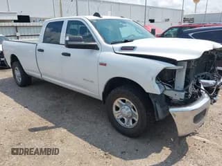 ✅ 2019 Ram 2500 Tradesman • VIN: 3C6UR4HJ9KG708684 • Lot: 42908532. Wystawiony na IAAI z przebiegiem 327 235 mil. Bezpłatny archiwum sprzedaży aukcyjnych z USA i szczegółowy raport historii pojazdu na DreamBid. Zdjęcie 1.