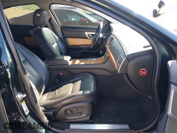 ✅ 2010 Jaguar XF Luxury • VIN: SAJWA0FA9AHR67136 • Lot: 43449426. Wystawiony na IAAI z przebiegiem Nie podano. Bezpłatny archiwum sprzedaży aukcyjnych z USA i szczegółowy raport historii pojazdu na DreamBid. Zdjęcie 5.