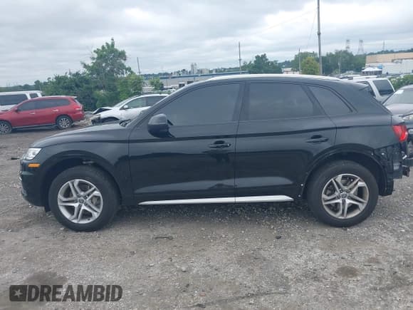 ✅ 2018 Audi Q5 Premium • VIN: WA1ANAFYXJ2125273 • Lot: 42883723. Wystawiony na IAAI z przebiegiem 110 911 mil. Bezpłatny archiwum sprzedaży aukcyjnych z USA i szczegółowy raport historii pojazdu na DreamBid. Zdjęcie 14.