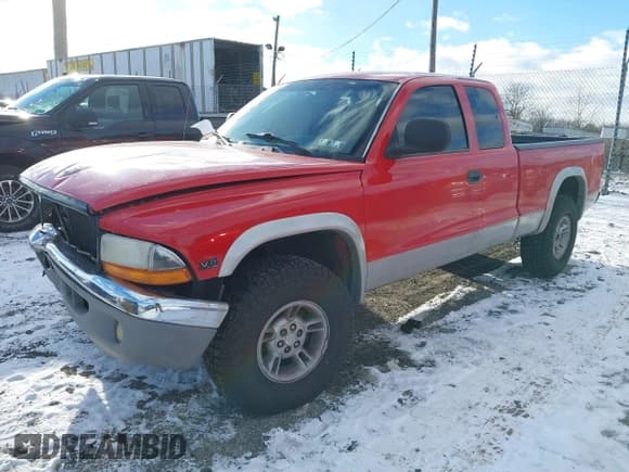 ✅ 2000 Dodge Dakota SLT • VIN: 1B7GG22X5YS655335 • Lot: 41275339. Wystawiony na IAAI z przebiegiem 132 121 mil. Bezpłatny archiwum sprzedaży aukcyjnych z USA i szczegółowy raport historii pojazdu na DreamBid. Zdjęcie 2.