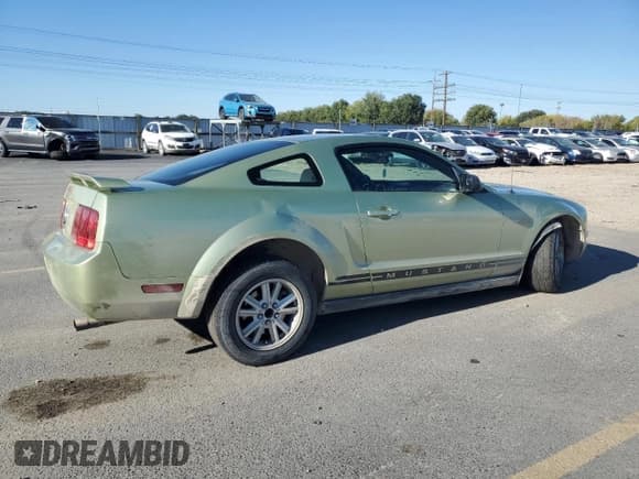 ✅ 2006 Ford Mustang Standard • VIN: 1ZVHT80N165136621 • Lot: 85731305. Wystawiony na Copart z przebiegiem 104 396 mil. Bezpłatny archiwum sprzedaży aukcyjnych z USA i szczegółowy raport historii pojazdu na DreamBid. Zdjęcie 3.