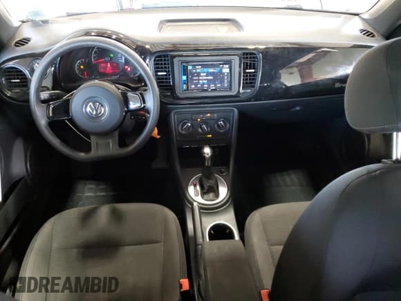 ✅ 2014 Volkswagen Beetle Entry • VIN: 3VWF17AT7EM659056 • Lot: 81663565. Wystawiony na Copart z przebiegiem 129 208 mil. Bezpłatny archiwum sprzedaży aukcyjnych z USA i szczegółowy raport historii pojazdu na DreamBid. Zdjęcie 8.