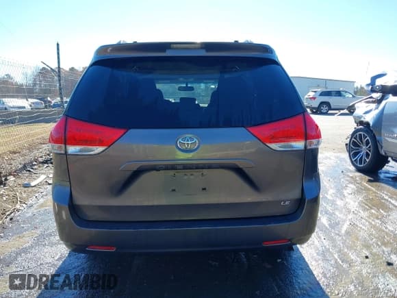 ✅ 2011 Toyota Sienna LE • VIN: 5TDKK3DCXBS035282 • Lot: 43722162. Listed on IAAI with 208,173 mi. Free auction sales archive from the USA and detailed vehicle history report at DreamBid. Image 16.